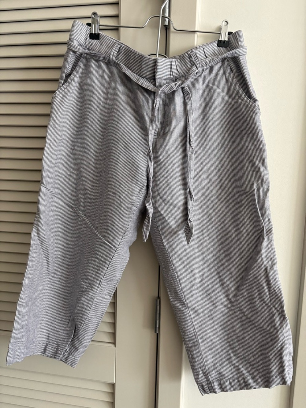 Liz Claiborne Capri Linen Blend *Sz. Large * Pin Stripe Light Gray Striped Pants